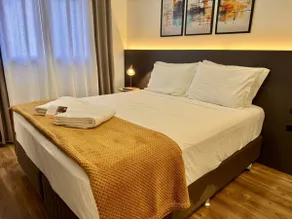 1-Bedroom Premium Batel · Sky · Air Conditioning and Pool - Image 3
