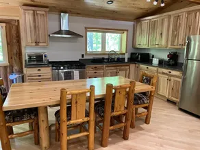 Beautiful log cabin in the UP - Image 4