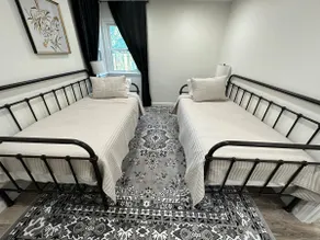 Beautiful 2 BR Cottage in Hamilton - Image 2