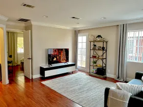 Urban Comforts: Fully Equipped, Steps to Downtown! - Image 3