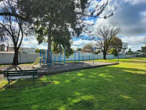 Blue House on Murray River - Image 5