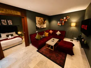 Cozy/Luxury/Unique/Jacuzzi/Parking/ - Image 2