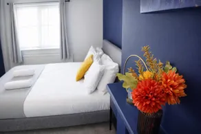 Chic 5 Bedroom House with Private Parking & Garden - Image 5