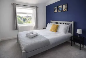Chic 5 Bedroom House with Private Parking & Garden - Image 3