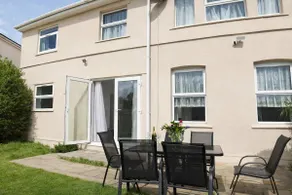 Chic 5 Bedroom House with Private Parking & Garden - Image 4