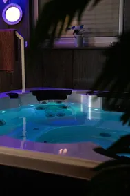 Love Room Charme & Sens with indoor Jacuzzi - Image 2