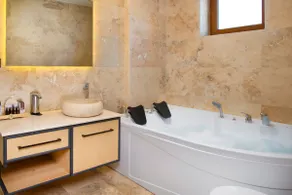 Castle View Jacuzzi Balcony | Self Check-in - Image 4