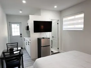 Cozy Guest Suite | Kitchenette & modern Bath - Image 2