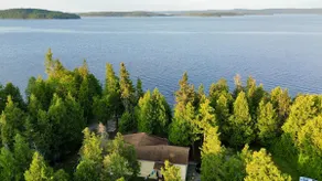 Private beach and Tiki Bar on the waterfront - Image 2