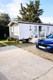 F42 Superior Sleeps 6 Family Size Free Parking - Image 2