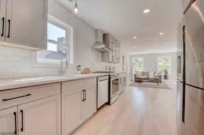Luxury 3BR Apt/4 Mins Walk to Train-15 to MetLife - Image 4