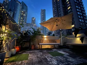 Charming studio with city-view rooftop - Image 2