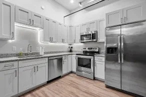 Walk to Stadiums! Sleeps 6-KING bed*FREE parking! - Image 4