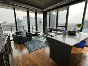 Surreal view 18th flr across from arena 2 bathroom - Image 3