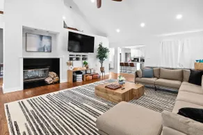 Summer Home w 12 beds, Pool, Hot Tub & Large Yard - Image 2