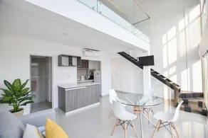 Double-height designer loft with open view - Image 3