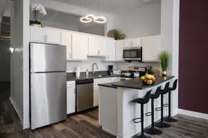 King Bed 1BR · Skywalk · Free Parking · Downtown - Image 2