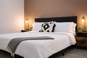 King Bed 1BR · Skywalk · Free Parking · Downtown - Image 3