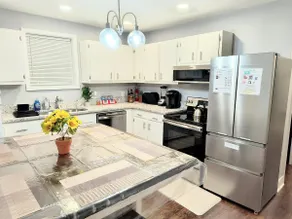 Spacious 3BR/2BA w/Fast WiFi, 4 Smart TVs- Pets OK - Image 3