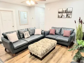 Spacious 3BR/2BA w/Fast WiFi, 4 Smart TVs- Pets OK - Image 2