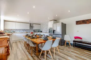 6 Bed in Holsworthy oc-89218 - Image 3