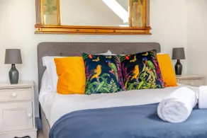 6 Bed in Holsworthy oc-89218 - Image 4