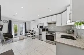 Entire NEW Cozy and Modern 2-storey HOUSE - Image 3