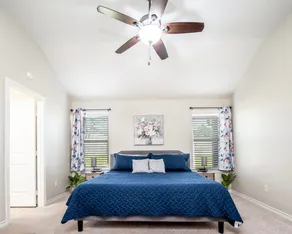 Best Location| 1King+2 Queens| Discounted stays - Image 3