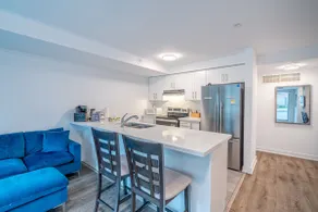 Luxury Townhouse with Parking 30 Mins YYZ Airport - Image 4