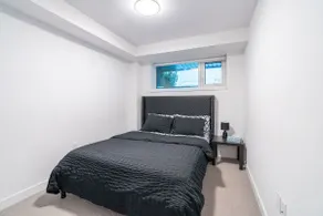 Luxury Townhouse with Parking 30 Mins YYZ Airport - Image 5
