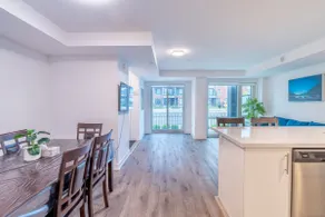 Luxury Townhouse with Parking 30 Mins YYZ Airport - Image 2