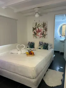 Luxurious Tropical Guest House - Image 2