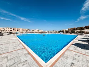 Beachside luxury: 1BR with Pools, Gym & More - Image 4