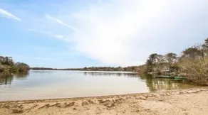 Cozy ranch with private neighborhood beach - Image 2