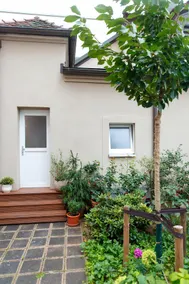 Cozy backyard jewel in a central location - Image 2