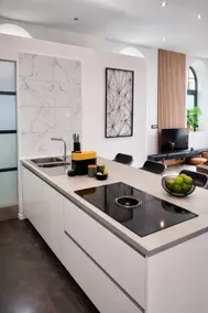 Modern and luxurious loft next to the airport - Image 5