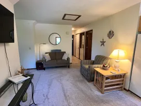 Quiet Apartment in Beautiful Setting - Image 2