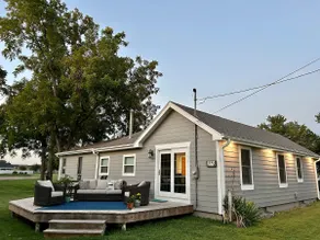 Cozy Lakeside Cottage for Families and Fun Seekers - Image 3