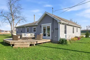 Cozy Lakeside Cottage for Families and Fun Seekers - Image 2