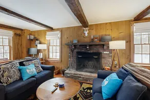 4BR riverfront house, dog-friendly, fireplace - Image 2