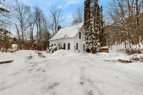 4BR riverfront house, dog-friendly, fireplace - Image 2