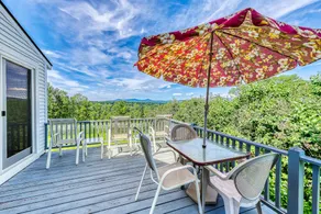 4BR dog-friendly house with mountain view & deck - Image 2