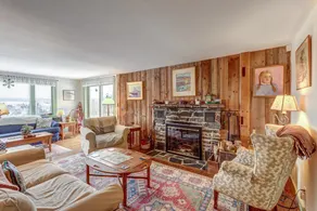 4BR dog-friendly house with mountain view & deck - Image 5