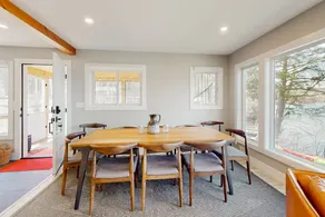 Lakeside 3BR cottage with year-round activities - Image 3