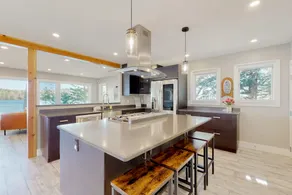 Lakeside 3BR cottage with year-round activities - Image 4