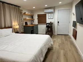 Entire Guest Studio with Private Entrance - Image 2
