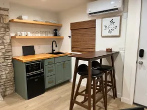 Entire Guest Studio with Private Entrance - Image 4