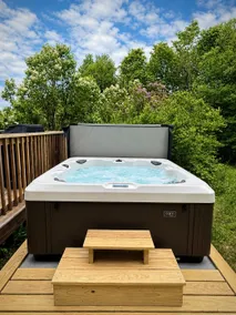 Mountain hideaway with private waterfall & hot tub - Image 5