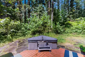 Cozy Riverfront Cottage with Charming Interior & H - Image 2