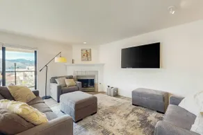 2BR lake-view condo with 6 pools, hot tub, & gym - Image 4